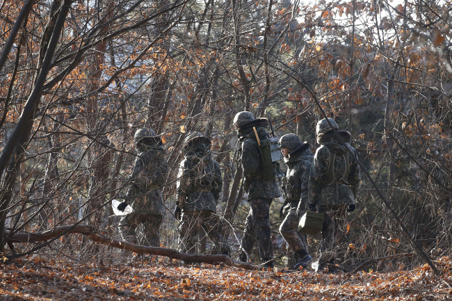 South Korean soldiers search an area in Tanhyeon, Paju, for anti-Seoul propaganda leaflets sent from the North on Jan. 14.  Yonhap