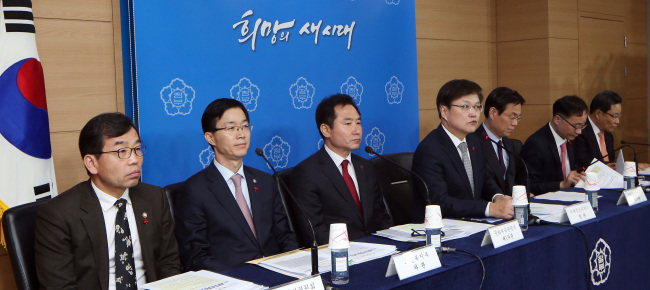 Vice Health Minister Bang Moon-kyu (second from left) attends a joint briefing at Seoul Government Complex on Monday.  Yonhap