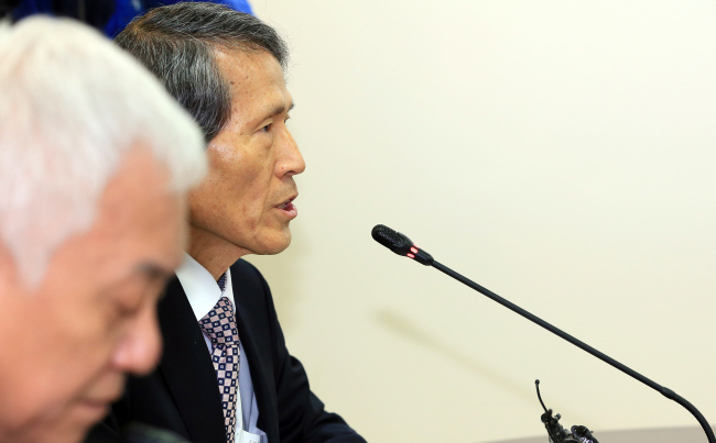 Han Sang-jin, cochair of the People’s Party’s preparatory committee, delivers a statement on his controversial remarks regarding former President Syngman Rhee during a party meeting in Seoul on Sunday.  Yonhap