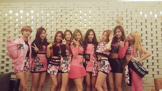 Tzuyu (second from right) poses with her K-pop girl group Twice. (Official Facebook)