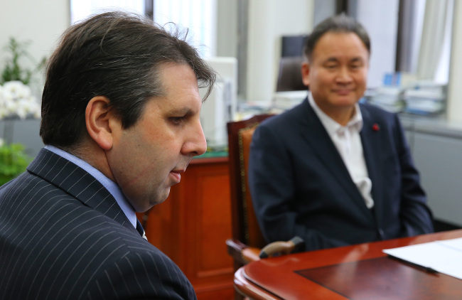 U.S. Ambassador to Korea Mark Lippert sits for talks with Rep. Lee Sang-min (right), chairman of the parliamentary judiciary committee, over bills concerning the opening of the legal market at the National Assembly on Monday.  Yonhap