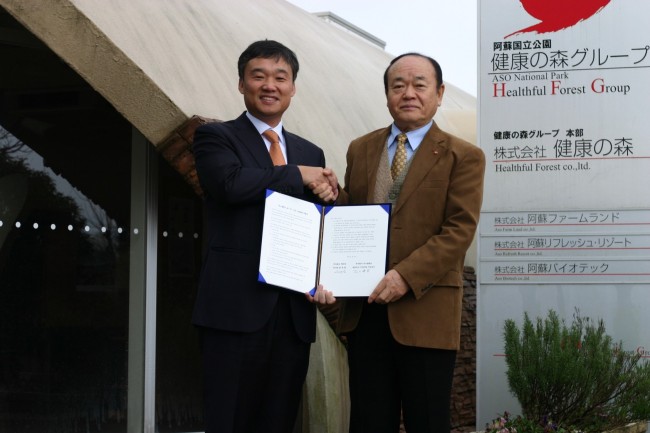 KT TO BUILD SMART FARMS -- Yoon Kyung-lim(left), head of mobile carrier KT’s future convergence business office, and Katsuyuki Kitagawa, CEO of ASO Farm Land -- operator of the world’s largest agriculture-themed park in Japan -- pose at the MOU signing event to collaborate on building smart farms in Korea, deploying information technology. (KT)