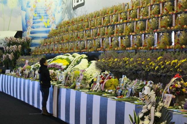 The mother of a Danwon High School student who lost his life in the Sewol accident weeps in front of her son’s photo at a joint memorial in Ansan, Gyeonggi Province. (Yoon Min-sik/The Korea Herald)
　