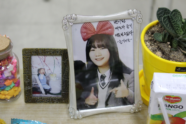 A photo of Kim Seul-gi, one of the student victims is laid on her desk in her classroom at Danwon High School. (Yoon Min-sik/The Korea Herald)