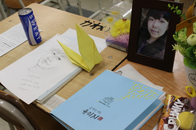 A photo of Yoo Mi-ji, one of student victims, is laid on her desk. (Yoon Min-sik/The Korea Herald)