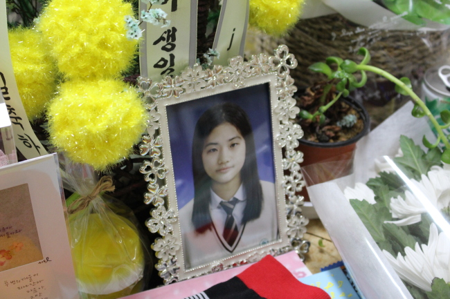 A photo of Heo Da-yun, who remains missing after the Sewol accident, is laid on her desk. (Yoon Min-sik/The Korea Herald)