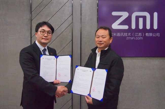 　Lee Chi-hun, the head of 11st’s digital business department, and Wen-yuan Huang, cofounder of ZMI, pose at the MOU event for partnership at the head office of the Chinese firm in Nanjing, China. (SK Planet)