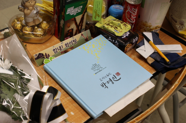A pile of gifts from visitors and letters are laid on the desk of Park Yeong-in, who remains missing from the Sewol accident. (Yoon Min-sik/The Korea Herald)