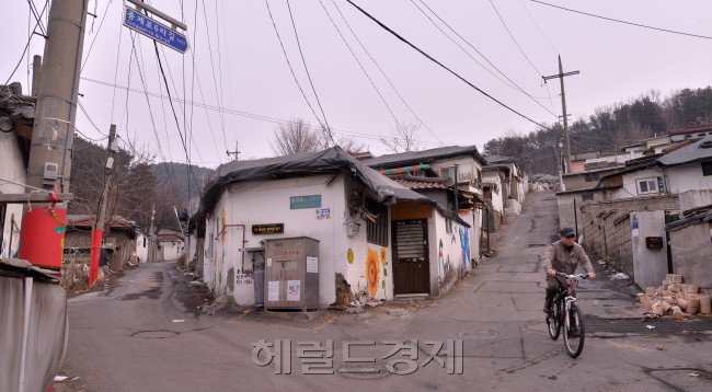 서울의 마지막 달동네로 불리는 중계동 백사마을. [출처=헤럴드경제DB]
서울의 마지막 달동네로 불리는 중계동 백사마을. [출처=헤럴드경제DB]
