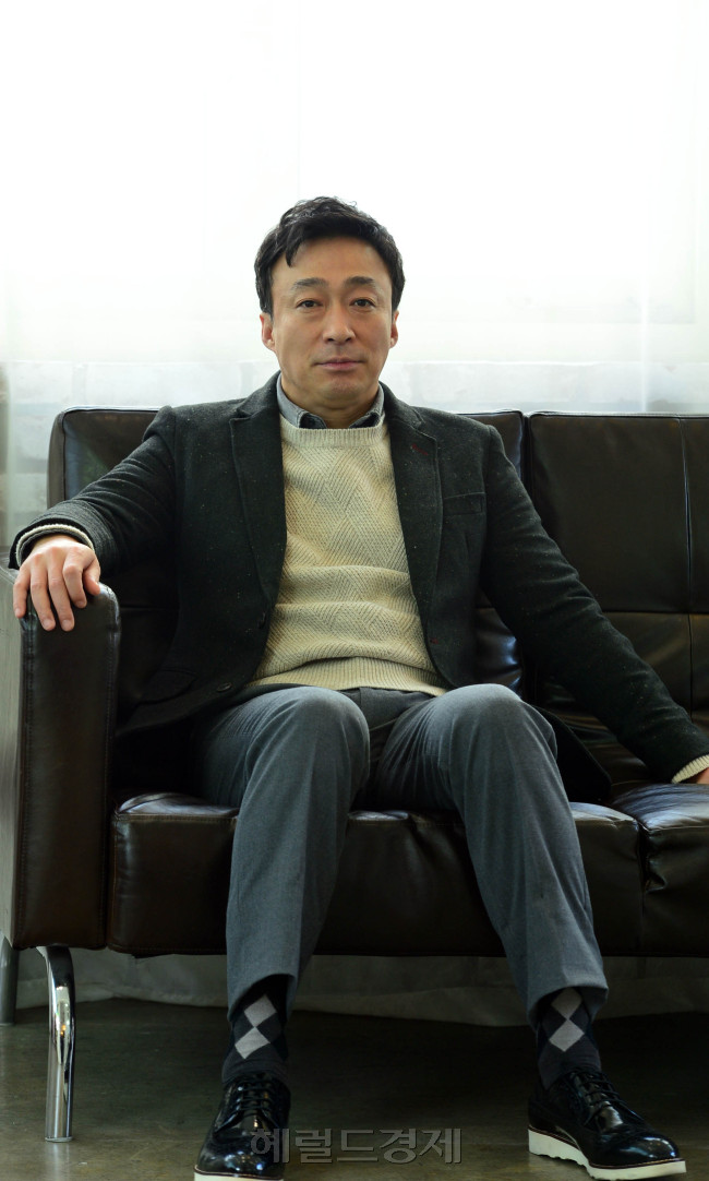 영화 ‘로봇, 소리’의 배우 이성민이 지난 18일 서울 종로구 팔반동 한 카페에서 헤럴드경제와 만났다. 이성민은 ‘로봇, 소리’ 개봉을 앞두고 “잠을 잘 못 잔다”며 ‘원톱’ 배우로서의 부담감을 전했다. 윤병찬 기자/yoon4698@heraldcorp.com