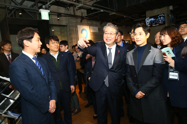 임종룡 금융위원장이 18일 서울 삼성동 코엑스 메가박스에서 열린 영화 ‘오빠생각’ 시사회에 참석했다. 영화 ‘오빠생각’은 금융개혁 핀테크 홍보대사인 배우 임시완이 주연을 맡았다. 금융위는 ‘오빠생각’ 시사회장에 핀테크 소개부스를 마련하고 핀테크 홍보에 나섰다.  ［사진제공=금융위원회］