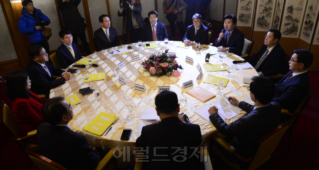 원유철 새누리당 원내대표가 19일 오전 서울 종로구 삼청동 국무총리공관에서 열린 당·정·청 정책조정협의회에서 모두 발언을 하고 있다.  박해묵 기자/mook@heraldcorp.com