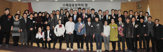 <YONHAP PHOTO-2962> 스페셜올림픽의 밤 (서울=연합뉴스) 18일 오후 국회 의원회관에서 열린 '스페셜올림픽의 밤' 행사에서 나경원 스페셜올림픽코리아(SOK) 회장 등 참석자들이 기념촬영을 하고 있다. 박용만 대한상공회의소 회장, 곽재선 KG그룹 회장, 방귀희 한국장애인예술인협회장, 양준혁 야구재단 이사장 등이 참석한 이날 행사에서는 지난해 스페셜올림픽 활동 공로자, 봉사자, 후원자들에 대한 시상과 발달 장애인들의 공연도 진행됐다. 2016.1.18 << 스페셜올림픽코리아 제공 >> photo@yna.co.kr/2016-01-18 22:06:35/ <저작권자 ⓒ 1980-2016 ㈜연합뉴스. 무단 전재 재배포 금지.>
<YONHAP PHOTO-2962> 스페셜올림픽의 밤 (서울=연합뉴스) 18일 오후 국회 의원회관에서 열린 '스페셜올림픽의 밤' 행사에서 나경원 스페셜올림픽코리아(SOK) 회장 등 참석자들이 기념촬영을 하고 있다. 박용만 대한상공회의소 회장, 곽재선 KG그룹 회장, 방귀희 한국장애인예술인협회장, 양준혁 야구재단 이사장 등이 참석한 이날 행사에서는 지난해 스페셜올림픽 활동 공로자, 봉사자, 후원자들에 대한 시상과 발달 장애인들의 공연도 진행됐다. 2016.1.18 << 스페셜올림픽코리아 제공 >> photo@yna.co.kr/2016-01-18 22:06:35/ <저작권자 ⓒ 1980-2016 ㈜연합뉴스. 무단 전재 재배포 금지.>