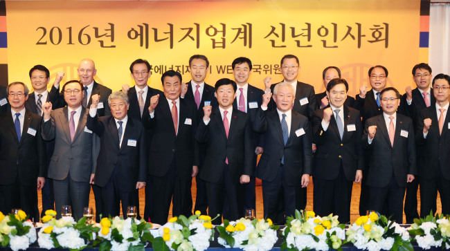<YONHAP PHOTO-2707> 2016 에너지업계 신년인사회 (서울=연합뉴스) 18일 서울 중구 소공동 롯데호텔에서 열린 2016 에너지업게 신년인사회에서 우태희 산업통상자원부 2차관(앞줄 왼쪽 다섯째) 등 참석자들이 기념촬영을 하며 파이팅을 외치고 있다. 2016.1.18 << 산업통상자원부 제공 >> photo@yna.co.kr/2016-01-18 21:05:26/ <저작권자 ⓒ 1980-2016 ㈜연합뉴스. 무단 전재 재배포 금지.>
<YONHAP PHOTO-2707> 2016 에너지업계 신년인사회 (서울=연합뉴스) 18일 서울 중구 소공동 롯데호텔에서 열린 2016 에너지업게 신년인사회에서 우태희 산업통상자원부 2차관(앞줄 왼쪽 다섯째) 등 참석자들이 기념촬영을 하며 파이팅을 외치고 있다. 2016.1.18 << 산업통상자원부 제공 >> photo@yna.co.kr/2016-01-18 21:05:26/ <저작권자 ⓒ 1980-2016 ㈜연합뉴스. 무단 전재 재배포 금지.>