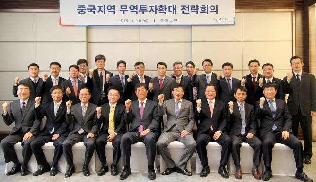 <YONHAP PHOTO-1214> 중국지역 무역투자확대 전략회의 (서울=연합뉴스) 18일 중국 시안에서 한중 FTA 시대를 맞이해 신 시장 개척 방안을 모색하기 위해 열린 '무역투자확대 전략회의'에서 김재홍 KOTRA 사장(앞줄 왼쪽 다섯번째) 등 참석자들이 기념촬영을 하고 있다. 2016.1.18 << 코트라 제공 >> photo@yna.co.kr/2016-01-18 13:25:37/ <저작권자 ⓒ 1980-2016 ㈜연합뉴스. 무단 전재 재배포 금지.>
<YONHAP PHOTO-1214> 중국지역 무역투자확대 전략회의 (서울=연합뉴스) 18일 중국 시안에서 한중 FTA 시대를 맞이해 신 시장 개척 방안을 모색하기 위해 열린 '무역투자확대 전략회의'에서 김재홍 KOTRA 사장(앞줄 왼쪽 다섯번째) 등 참석자들이 기념촬영을 하고 있다. 2016.1.18 << 코트라 제공 >> photo@yna.co.kr/2016-01-18 13:25:37/ <저작권자 ⓒ 1980-2016 ㈜연합뉴스. 무단 전재 재배포 금지.>