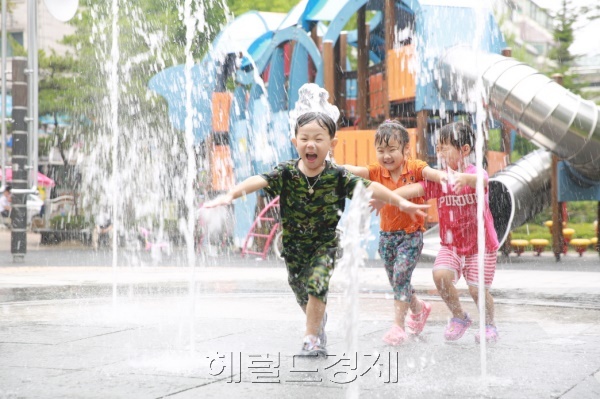아이들이 뛰어노는 바닥분수[사진=헤럴드DB]