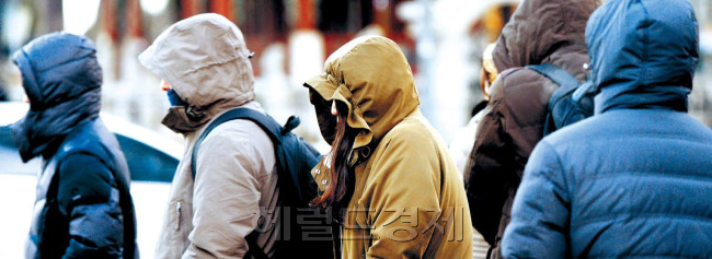 올들어 가장 추운 날인 19일 오전 서울 세종로 사거리에 칼바람까지 더해져 시민들이 온몸을 꽁꽁 감싸고 출근길을 재촉하고 있다. 이날 서울의 체감온도는 -23.5도까지 내려갔다. 박현구 기자/phko@heraldcorp.com