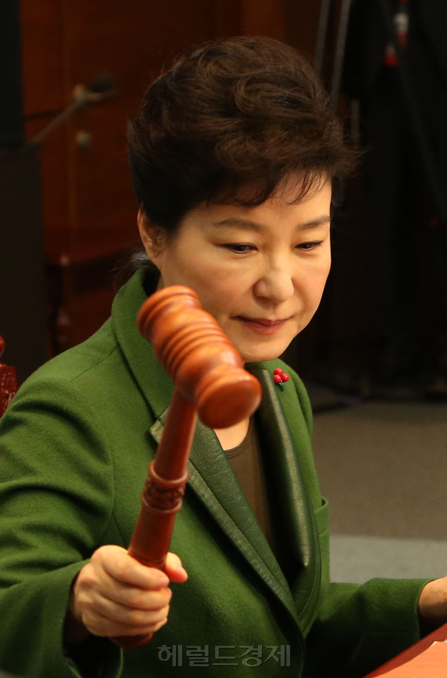 19일 청와대에서 국무회의를 주재하는 박근혜 대통령. 박해묵기자/mook@heraldcorp.com
