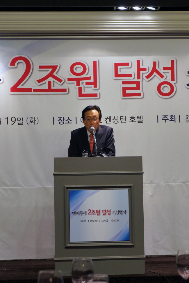 이용성 한국벤처캐피탈협회 회장이 19일 오후 서울 여의도 켄싱턴호텔에서 열린 벤처 투자 2조원 달성 기자간담회에서 축사를 하고 있다. 정진영 기자/123@heraldcorp.com
이용성 한국벤처캐피탈협회 회장이 19일 오후 서울 여의도 켄싱턴호텔에서 열린 벤처 투자 2조원 달성 기자간담회에서 축사를 하고 있다. 정진영 기자/123@heraldcorp.com
