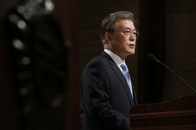Minjoo Party of Korea chairman Rep. Moon Jae-in announces his resignation during his New Year statement at the National Assembly, Tuesday.  Yonhap