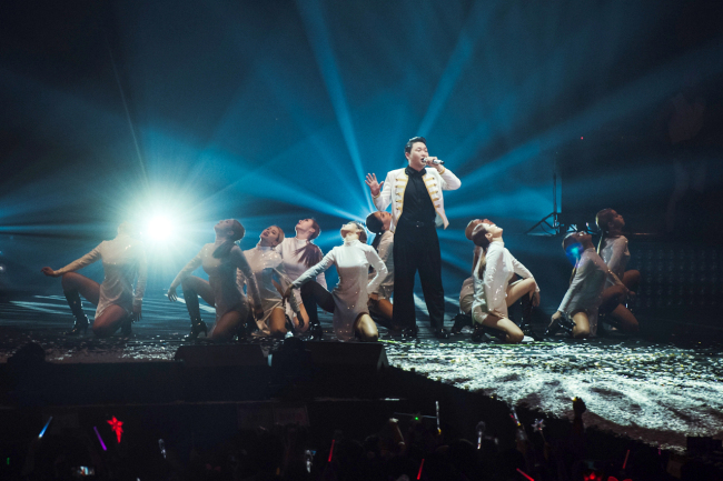 Psy performs during ”All Night Stand 2015 -- Concert God Psy“ at the Olympic Park Gymnastic Stadium Jamsil in Seoul on Dec. 24, 2015. (Yonhap)