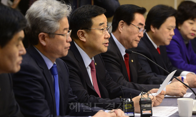 20일 오전 서울 여의도 국회에서 확대되는 아시아 테러위험 대비하는 당청 협의가 열린 가운데 김정훈 새누리당 정책위의장이 인사말을 하고 있다. 박해묵 기자/mook@heraldcorp.com
