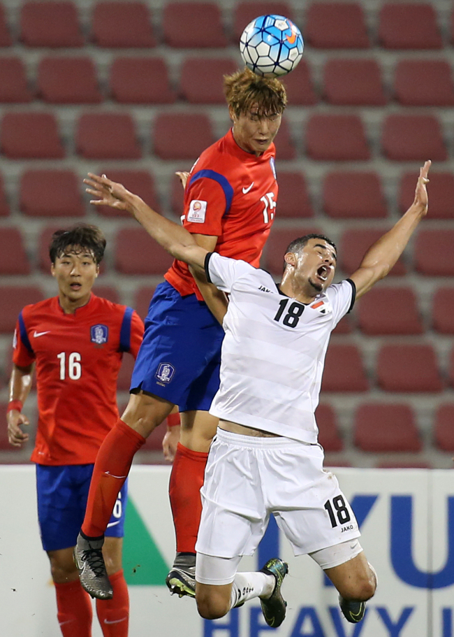 19일 오후(현지시간) 카타르 도하 알 아라비 스포츠 클럽에서 열린 2016 아시아축구연맹(AFC) U-23 챔피언십 C조 예선 마지막 경기 이라크 대 대한민국 경기. 한국 정승현이 헤딩을 하고 있다
