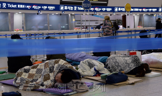 호남선 설 연휴 열차표예매가 시작된 20일 새벽 서울역에 표를 예매하기 위해 찾은 시민들이 노숙을 감수하며 밤을 새고 있다. 박현구 기자/phko@heraldcorp.com