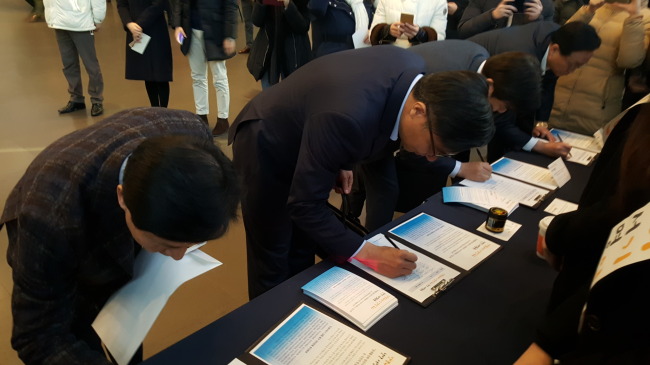 삼성그룹 계열사 사장들이 20일 서울 서초구 삼성본관에서 수요 사장단회의를 마치고 경제활성화법 입법 촉구를 위한 서명을 하고 있다.   권도경 기자/kong@heraldcorp.com