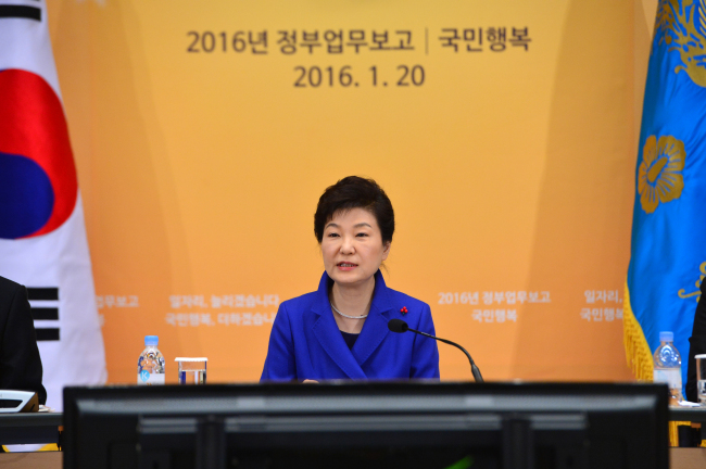 박근혜 대통령이 20일 청와대에서 열린 2016년 정부업무보고(국민행복:청년일자리 창출 및 맞춤형 복지)에서 모두발언 하고 있다.<br />/청와대사진기자단=경향신문 정지윤기자 2016.01.20.
박근혜 대통령이 20일 청와대에서 열린 2016년 정부업무보고(국민행복:청년일자리 창출 및 맞춤형 복지)에서 모두발언 하고 있다.
/청와대사진기자단=경향신문 정지윤기자 2016.01.20.