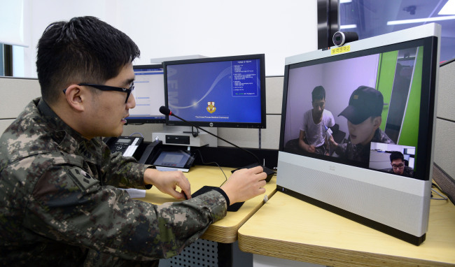 국군의무사령부가 20일 오전 경기도 성남 소재 의무사령부 본관에서 원격진료 5,000회를 달성한 장비를 최초 공개하고 있다. 박해묵 기자/mook@heraldcorp.com
국군의무사령부가 20일 오전 경기도 성남 소재 의무사령부 본관에서 원격진료 5,000회를 달성한 장비를 최초 공개하고 있다. 박해묵 기자/mook@heraldcorp.com
