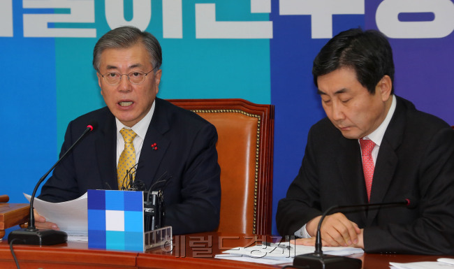 문재인 더불어민주당 대표가 20일 오후 서울 여의도 국회에서 열린 최고위원회의에서 모두발언을 하고 있다. 박해묵 기자/mook@heraldcorp.com
문재인 더불어민주당 대표가 20일 오후 서울 여의도 국회에서 열린 최고위원회의에서 모두발언을 하고 있다. 박해묵 기자/mook@heraldcorp.com