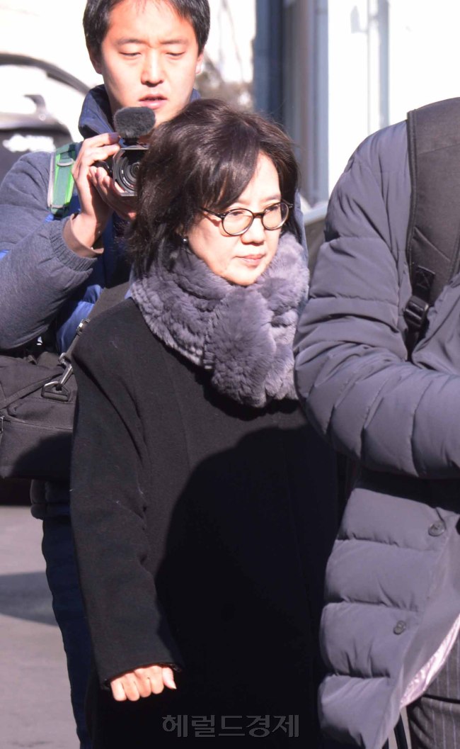 사진설명= 일본군 '위안부' 피해자들에 대한 명예를 훼손했다는 혐의로 기소된 박유하(59·여) 세종대 교수가 20일 오전 11시 서울 동부지방법원에 출두했다. / 정희조 기자 checho@heraldcorp.com