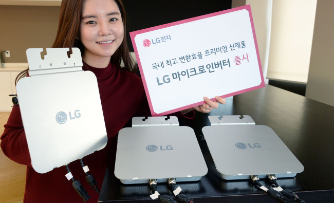 서울 여의도 LG트윈타워에서 LG전자 모델이 새로 출시한 태양광 인버터 제품인 ‘LG마이크로인버터’를 소개하고 있다.