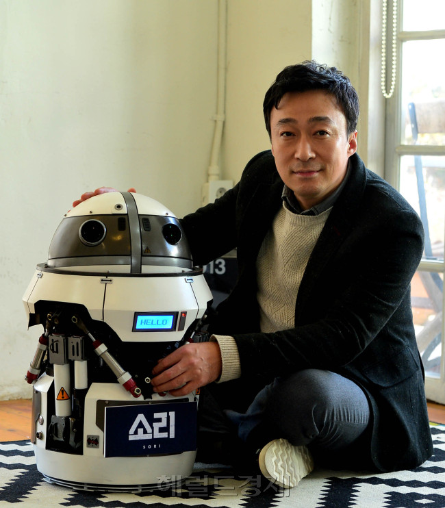 영화 ‘로봇, 소리’의 배우 이성민이 지난 18일 서울 종로구 팔반동 한 카페에서 헤럴드경제와 만났다. 이성민이 영화 속
등장하는 인공위성 로봇‘ 소리’와 함께 포즈를 취했다. 윤병찬 기자/yoon4698@heraldcorp.com