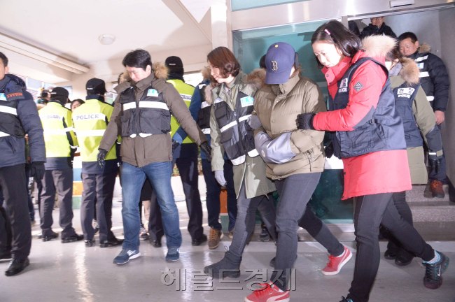 아들을 2시간동안 폭행해 죽음에 이르게 하고 그 시신을 훼손해 유기한 부모가 자신의 범행을 되새기기 위해 범행 현장에 다시 섰다. 이들은 범행 동기와 시신 훼손 전 치킨을 먹은 이유 등을 묻는 취재진 질문에 아무 대답도 하지 않았다. 21일 가혹행위로 아들을 숨지게 한 후 토막 낸 사체의 일부를 유기하는 데 남편을 도운 모친 한모(34) 씨가 모자와 마스크를 착용한 채 현장검증을 마치고 경기 부천 원미구의 한 빌라를 나서고 있다. 정희조 기자/checho@heraldcorp.com