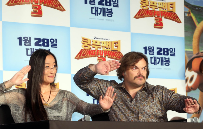 "Kung Fu Panda 3” director Jennifer Yuh Nelson (left) and Jack Black pose for press at the Conrad Hotel in Seoul Thursday. (Yonhap)