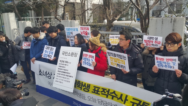 ‘한일 일본군 위안부 합의 무효를 위한 대학생 대책위’ 소속인 6명의 대학생들은 경찰 조사에 앞서 21일 오후 1시 서울 종로경찰서 앞에서 기자회견을 개최했다. [헤럴드경제=신동윤 기자]
‘한일 일본군 위안부 합의 무효를 위한 대학생 대책위’ 소속인 6명의 대학생들은 경찰 조사에 앞서 21일 오후 1시 서울 종로경찰서 앞에서 기자회견을 개최했다. [헤럴드경제=신동윤 기자]