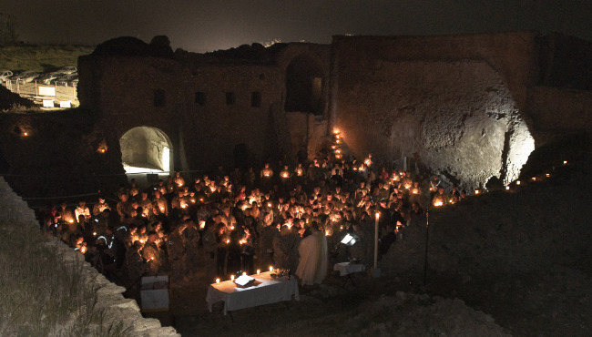 In this April 3, 2010 photo released by the U.S. Army, soldiers celebrate a Catholic Easter mass at St. Elijah's Monastery on the outskirts of Mosul, Iraq. (AP-Yonhap)