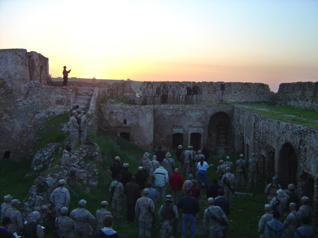 This March 26, 2005 photo provided by U.S. Army reserve Col. Mary Prophit shows U.S. service members during a sunrise Easter Mass at St. Elijah's Monastery, or Dair Mar Elia, in Mosul, Iraq. For 1,400 years the compound survived assaults by nature and man, standing as a place of worship most recently for U.S. troops. (AP-Yonhap)