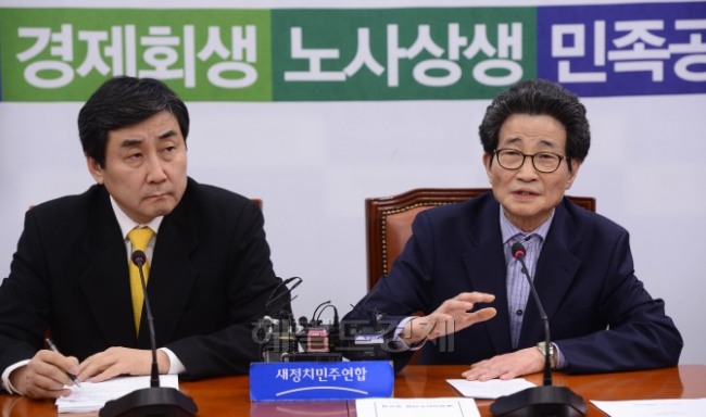 이목희 새정치민주연합 정책위의장(오른쪽)이 24일 오전 서울 여의도 국회에서 열린 정책조정회의에서 모두발언을 하고 있다. 이 정책위의장은 박근혜 대통령의 국회 비판 발언을 반박하며 “지금 이 순간부터 여당에서 제안하는 어떤 형태의 협상도 다 받아들이겠다”고 밝혔다. 박해묵 기자/mook@heraldcorp.com