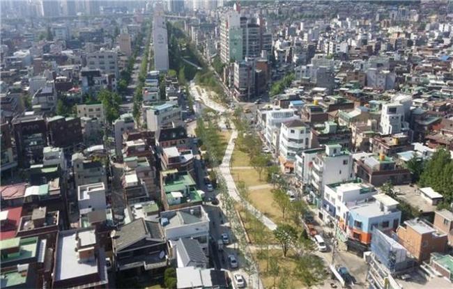 지난해 서울 내 빌딩 거래 사례를 보면, 강남 3개 자치구를 제외하고 마포구와 관악구에서 거래량이 많았던 것으로 나타났다. 특히 관악구는 신림동 일대 원룸ㆍ모텔, 마포구는 연남동과 합정동의 다가구주택 등의 매매가 활발했다. 사진은 경의선 숲길 인근의 연남동.  [사진제공=서울시]