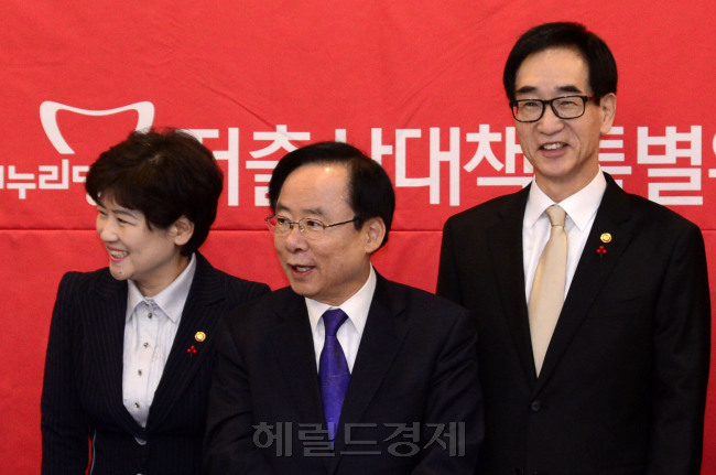 22일 오전 서울 여의도 국회에서 저출산대책 당정협의가 열린 가운데 이주영 저출산대책특별위원회 위원장이 인사말을 하고 있다. 이 날 회의에 이준식 사회부총리 겸 교육부장관, 강은희 여성가족부 장관등이 참석했다. 박해묵 기자/mook@heraldcorp.com
22일 오전 서울 여의도 국회에서 저출산대책 당정협의가 열린 가운데 이주영 저출산대책특별위원회 위원장이 인사말을 하고 있다. 이 날 회의에 이준식 사회부총리 겸 교육부장관, 강은희 여성가족부 장관등이 참석했다. 박해묵 기자/mook@heraldcorp.com