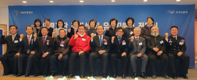 <YONHAP PHOTO-2355> 연평재단 창립식 (서울=연합뉴스) 이정훈 기자 = 21일 오후 서울 용산구 전쟁기념관에서 열린 연평재단 창립식 및 유족지원금 전달식에서 박승춘 국가보훈처장과 김학순 연평재단 이사장과 유족들이 기념촬영을 하고 있다. 앞줄 왼쪽부터 고 서후원 중사의 아버지 서영석 씨, 고 황도현 중사의 아버지 황은태 씨, 고 한상국 중사의 아버지 한진복 씨, 고 조천형 중사의 아버지 조상근 씨, 박진 전 서해교전 전사상자 후원회장, 박승춘 국가보훈처장, 김학순 연평재단 이사장, 고 윤영하 소령의 아버지 윤두호 씨, 고 박동혁 병장의 아버지 박남준 씨. 2016.1.21 uwg806@yna.co.kr/2016-01-21 17:19:24/ <저작권자 ⓒ 1980-2016 ㈜연합뉴스. 무단 전재 재배포 금지.>
<YONHAP PHOTO-2355> 연평재단 창립식 (서울=연합뉴스) 이정훈 기자 = 21일 오후 서울 용산구 전쟁기념관에서 열린 연평재단 창립식 및 유족지원금 전달식에서 박승춘 국가보훈처장과 김학순 연평재단 이사장과 유족들이 기념촬영을 하고 있다. 앞줄 왼쪽부터 고 서후원 중사의 아버지 서영석 씨, 고 황도현 중사의 아버지 황은태 씨, 고 한상국 중사의 아버지 한진복 씨, 고 조천형 중사의 아버지 조상근 씨, 박진 전 서해교전 전사상자 후원회장, 박승춘 국가보훈처장, 김학순 연평재단 이사장, 고 윤영하 소령의 아버지 윤두호 씨, 고 박동혁 병장의 아버지 박남준 씨. 2016.1.21 uwg806@yna.co.kr/2016-01-21 17:19:24/ <저작권자 ⓒ 1980-2016 ㈜연합뉴스. 무단 전재 재배포 금지.>