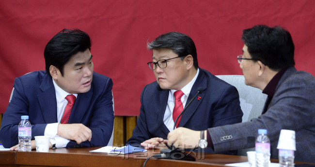 원유철 새누리당 원내대표가 22일 오전 서울 여의도 국회에서 열린 원내대책회의에서 조원진, 권성동 의원과 이야기를 나누고 있다. 박해묵 기자/mook@heraldcorp.com