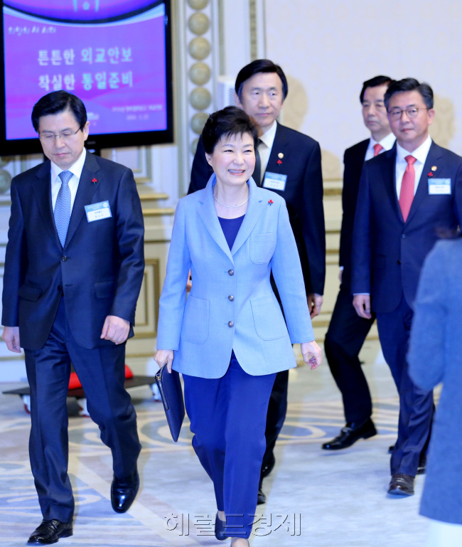 박근혜 대통령이 22일 오전 청와대에서 열린 외교안보분야 업무보고에 참석하고 있다. 이날 업무보고에서는 국방부, 외교부 등이 대북ㆍ안보 관련 현안을 보고했다.    안훈 기자/rosedale@heraldcorp.com