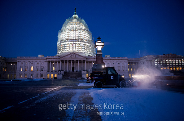 미국 의회(Capitol Hill) 앞에 쌓인 눈을 제설차량이 치우고 있다 [자료=게티이미지]