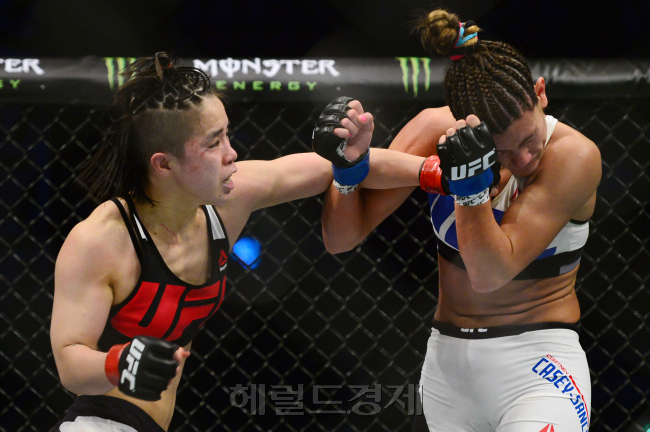 격투여제 함서희(왼쪽)가 지난 해 UFN 서울대회에서 상대 코트니 케이시에게 강력한 레프트를 뻗고 있다. 사진=UFC 공동취재단