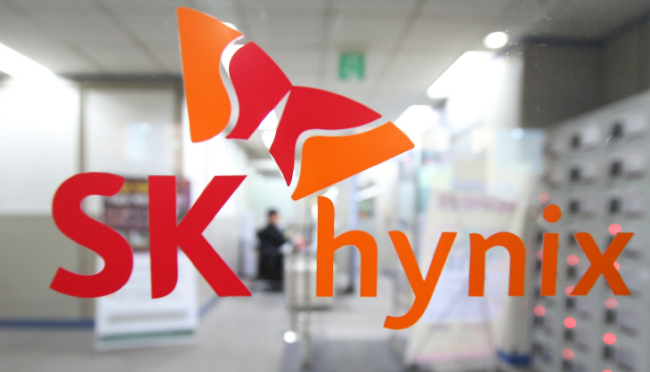 The logo of chipmaker SK hynix at the firm‘s head office in Seoul. (Yonhap)