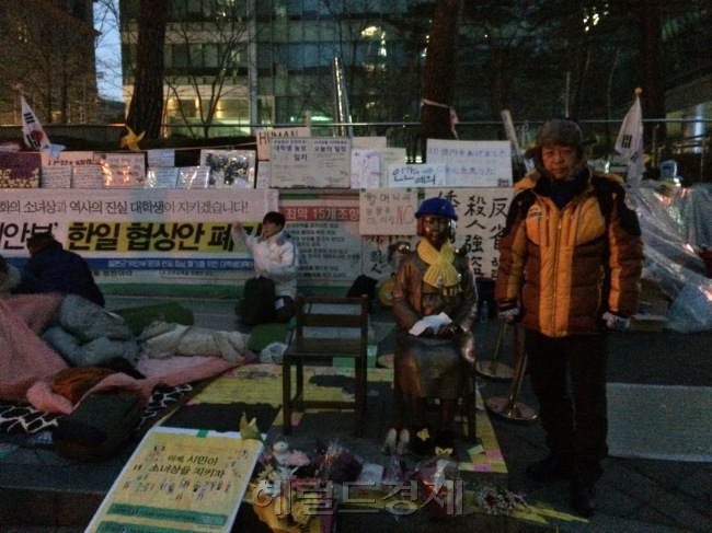 김영호 총선 예비후보가 서울 종로구 소녀상 옆에 나란히 섰다. 최근의 강추위 때문에 두터운 방한복을 입어야 했다